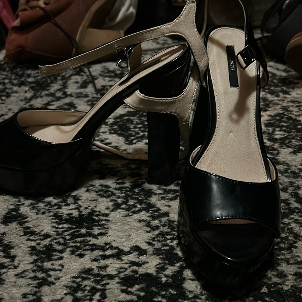 Black 6 inch Pumps